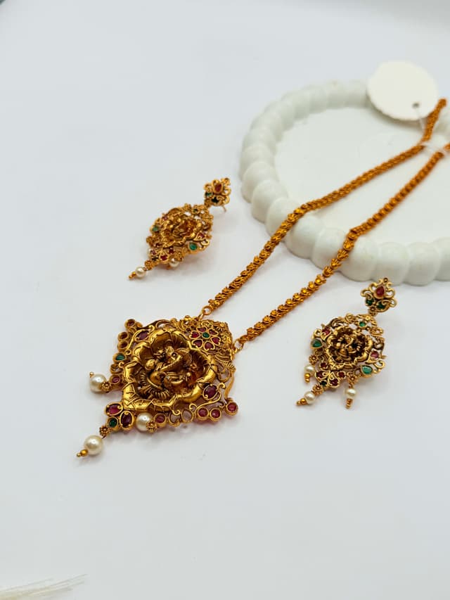 Divine Aura Necklace Set hover