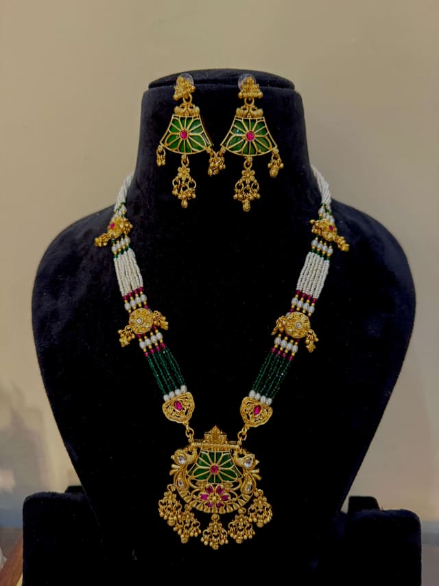 Banno Ki Ada Necklace Set hover