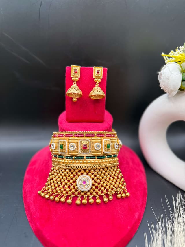 Kanti with earrings hover