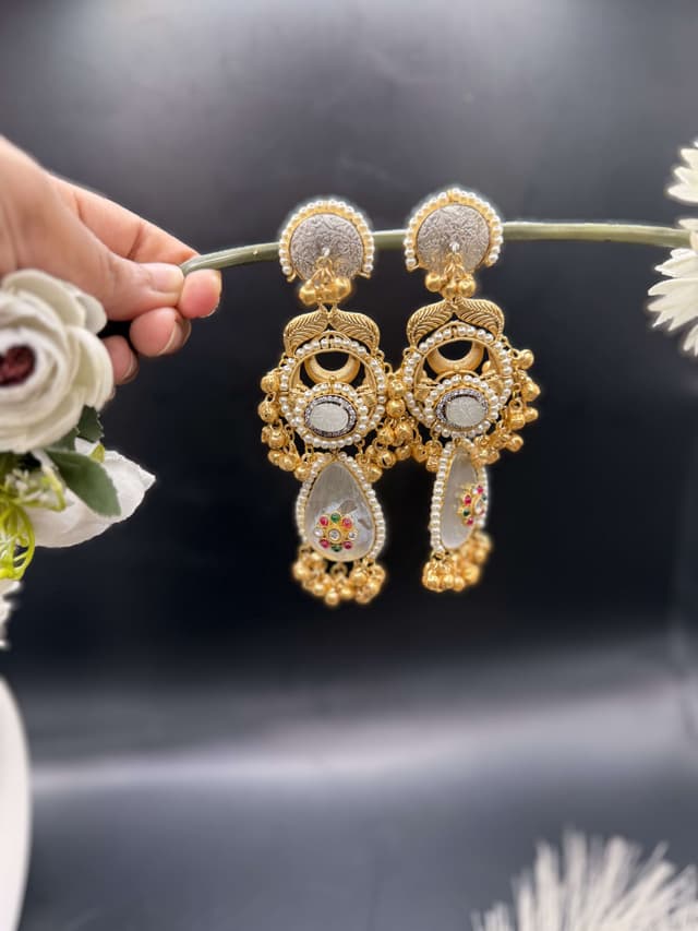 Alia Earrings hover