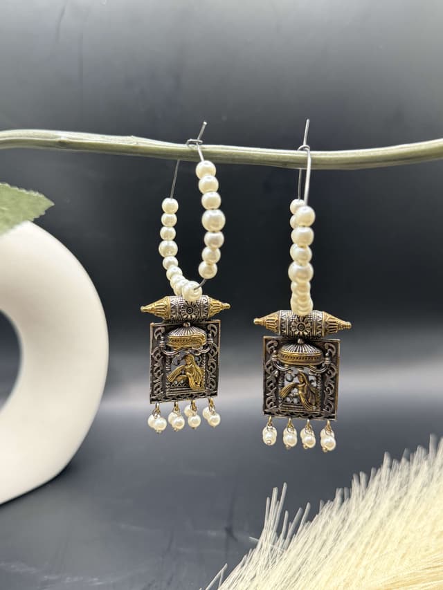 Earring with Pearls hover
